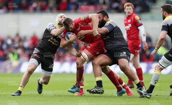 300318 - Scarlets v La Rochelle - European Champions Cup Quarter Final - David Bulbring of Scarlets is tackled by Kevin Gourdon and Uini Atonio of La Rochelle