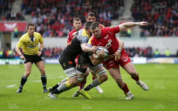 300318 - Scarlets v La Rochelle - European Champions Cup Quarter Final - Rob Evans of Scarlets is tackled by Afa Amosa of La Rochelle