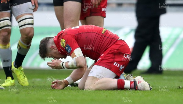 300318 - Scarlets v La Rochelle - European Champions Cup Quarter Final - Steff Evans of Scarlets goes down injured, after which he leaves the field