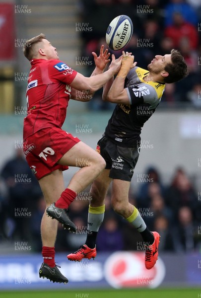 300318 - Scarlets v La Rochelle - European Champions Cup Quarter Final - James Davies of Scarlets goes up for the ball with Vincent Rattez of La Rochelle