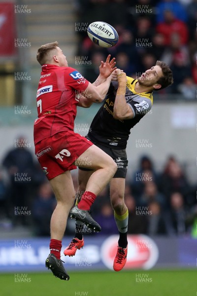 300318 - Scarlets v La Rochelle - European Champions Cup Quarter Final - James Davies of Scarlets goes up for the ball with Vincent Rattez of La Rochelle