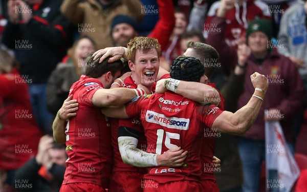300318 - Scarlets v La Rochelle - European Champions Cup Quarter Final - Rhys Patchell of Scarlets celebrates scoring a try with team mates