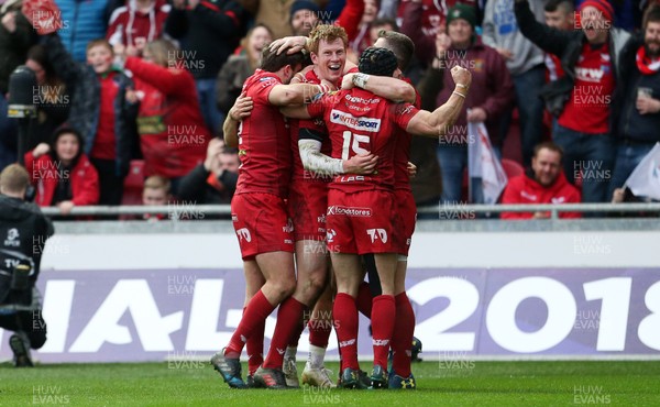 300318 - Scarlets v La Rochelle - European Champions Cup Quarter Final - Rhys Patchell of Scarlets celebrates scoring a try with team mates