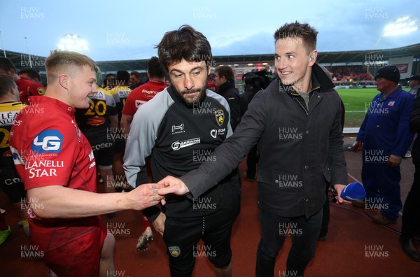 300318 - Scarlets v La Rochelle - European Champions Cup Quarter Final - James Davies and brother Jonathan Davies shake hands