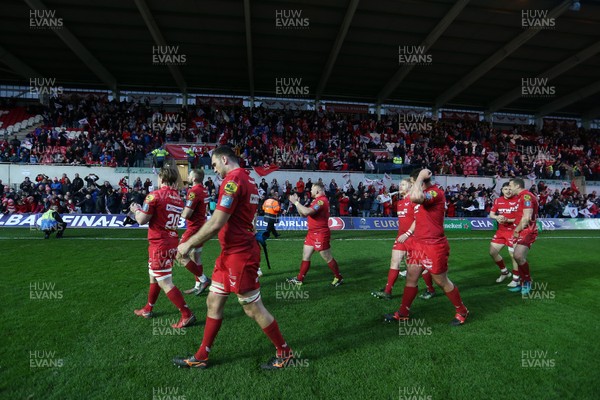 300318 - Scarlets v La Rochelle - European Champions Cup Quarter Final - Scarlets thank the fans at full time
