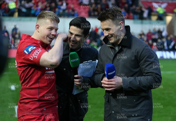 300318 - Scarlets v La Rochelle - European Champions Cup Quarter Final - James Davies with his brother Jonathan Davies