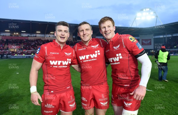 300318 - Scarlets v La Rochelle - European Champions Cup Quarter Final - Scott Williams, Hadleigh Parkes and Rhys Patchell of Scarlets