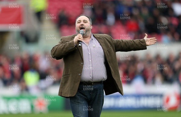 300318 - Scarlets v La Rochelle - European Champions Cup Quarter Final - Wynne Evans sings before the game