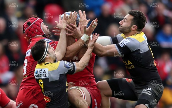 300318 - Scarlets v La Rochelle - European Champions Cup Quarter Final - Josh Macleod, Tadhg Beirne go up for the ball with Alexi Bales and Jeremy Sinzelle of La Rochelle