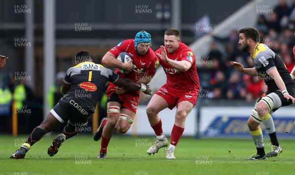 300318 - Scarlets v La Rochelle - European Champions Cup Quarter Final - Tadhg Beirne supported by Rob Evans of Scarlets is tackled by Danny Priso of La Rochelle