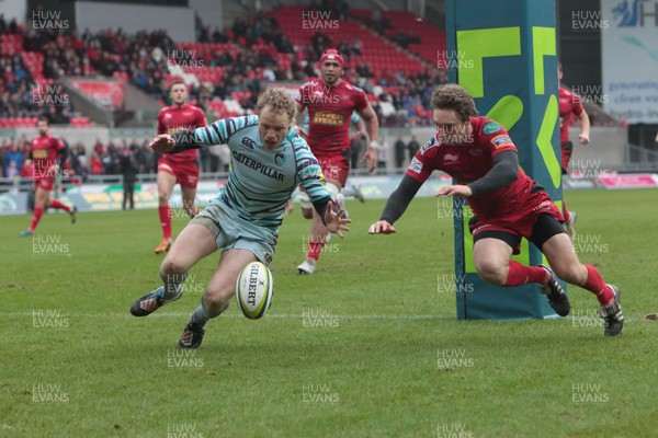 030213 Scarlets v Leicester - LV= Cup - Leicester's Matthew Tait prevents Nic Reynolds from scoring a try for Scarlets 