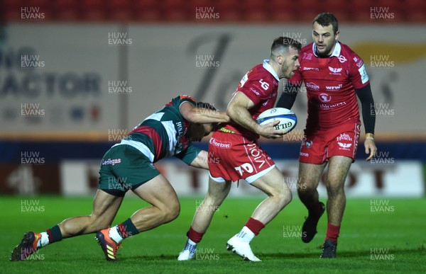 120119 - Scarlets v Leicester Tigers - European Rugby Heineken Champions Cup - Gareth Davies of Scarlets is tackled by Matt Toomua of Leicester Tigers