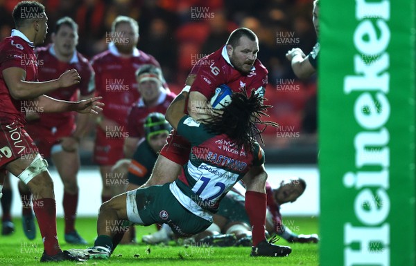 120119 - Scarlets v Leicester Tigers - European Rugby Heineken Champions Cup - Ken Owens of Scarlets beats Kyle Eastmond of Leicester Tigers to score try