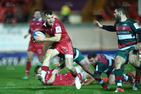 120119 - Scarlets v Leicester Tigers - European Rugby Heineken Champions Cup - Gareth Davies of Scarlets takes on Joe Ford of Leicester Tigers