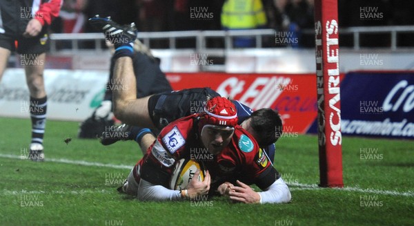 03.12.10 - Scarlets v Leinster - Magners League - Gareth Maule of Scarlets beats Eoin O'Malley of Leinster to score try. 