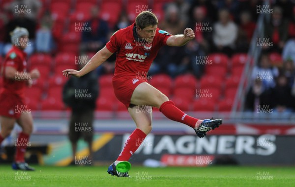 05.09.09 - Llanelli Scarlets v Leinster - Magners League - Rhys Priestland of Scarlets converts a penalty. 