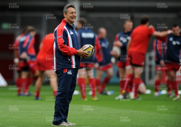 05.09.09 - Llanelli Scarlets v Leinster - Magners League - Scarlets Head Coach, Nigel Davies. 