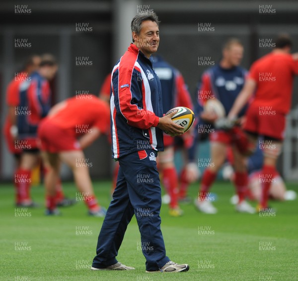 05.09.09 - Llanelli Scarlets v Leinster - Magners League - Scarlets Head Coach, Nigel Davies. 