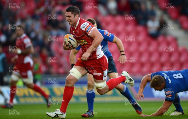 060913 - Scarlets v Leinster - RaboDirect PRO12 -Rob McCusker of Scarlets runs in to score try