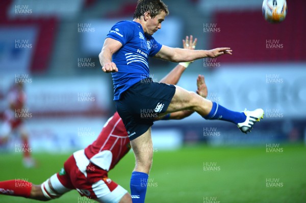 060913 - Scarlets v Leinster - RaboDirect PRO12 -Eoin Reddan of Leinster gets the ball away