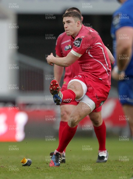 070315 - Scarlets v Leinster - Guinness PRO12 - Steven Shingler of Scarlets kicks a penalty