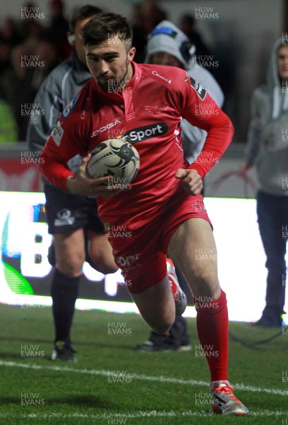 070315 - Scarlets v Leinster - Guinness PRO12 - Jordan Williams of Scarlets runs in to score a try