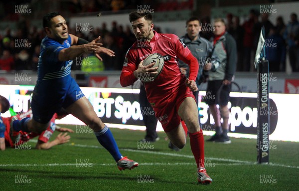 070315 - Scarlets v Leinster - Guinness PRO12 - Jordan Williams of Scarlets runs in to score a try