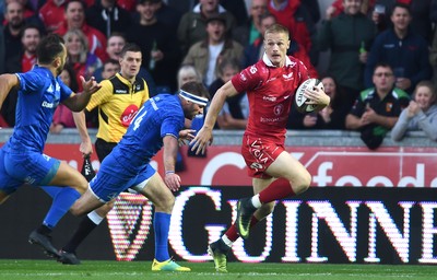 080918 - Scarlets v Leinster - Guinness PRO14 - Johnny McNicholl of Scarlets gets away from Fergus McFadden of Leinster