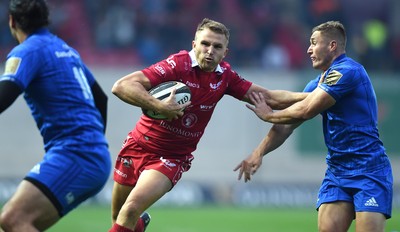 080918 - Scarlets v Leinster - Guinness PRO14 - Tom Prydie of Scarlets holds off Jordan Larmour of Leinster