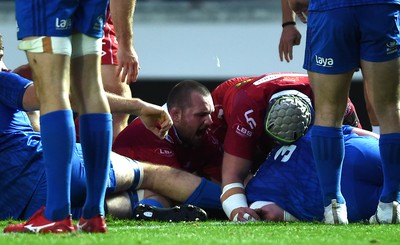 080918 - Scarlets v Leinster - Guinness PRO14 - Ken Owens of Scarlets scores try