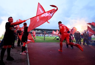 080918 - Scarlets v Leinster - Guinness PRO14 - Leigh Halfpenny of Scarlets runs out