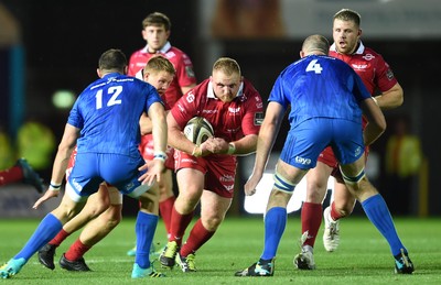 080918 - Scarlets v Leinster - Guinness PRO14 - Samson Lee of Scarlets goes on the charge