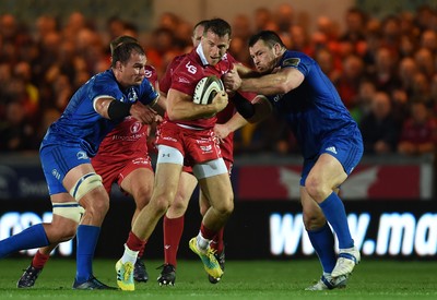 080918 - Scarlets v Leinster - Guinness PRO14 - Gareth Davies of Scarlets holds off Rhys Ruddock of Leinster