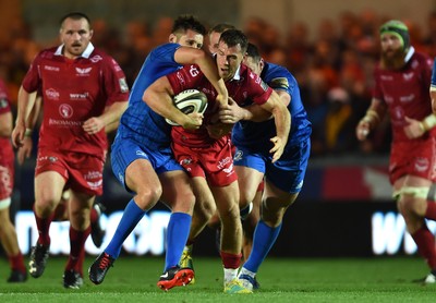 080918 - Scarlets v Leinster - Guinness PRO14 - Gareth Davies of Scarlets holds off Rhys Ruddock and Ross Byrne of Leinster