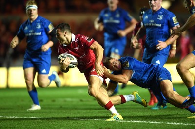 080918 - Scarlets v Leinster - Guinness PRO14 - Gareth Davies of Scarlets scores try