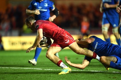 080918 - Scarlets v Leinster - Guinness PRO14 - Gareth Davies of Scarlets scores try