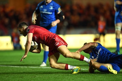 080918 - Scarlets v Leinster - Guinness PRO14 - Gareth Davies of Scarlets scores try