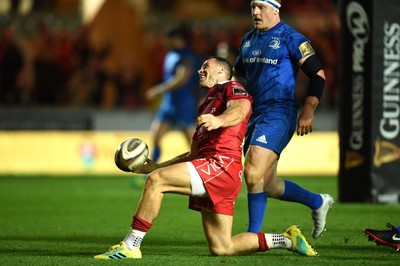 080918 - Scarlets v Leinster - Guinness PRO14 - Gareth Davies of Scarlets scores try