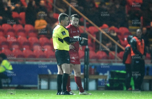 090318 - Scarlets v Leinster - Guinness PRO14 - Referee Nigel Owens talks to the TMO as Steffan Hughes of Scarlets looks on