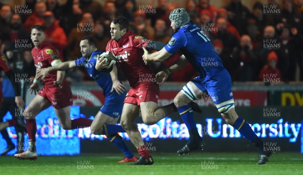 090318 - Scarlets v Leinster - Guinness PRO14 - Paul Asquith of Scarlets holds off Mick Kearney of Leinster to score try