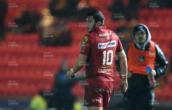 090318 - Scarlets v Leinster - Guinness PRO14 - Dan Jones of Scarlets watches his last kick of the game go through the posts