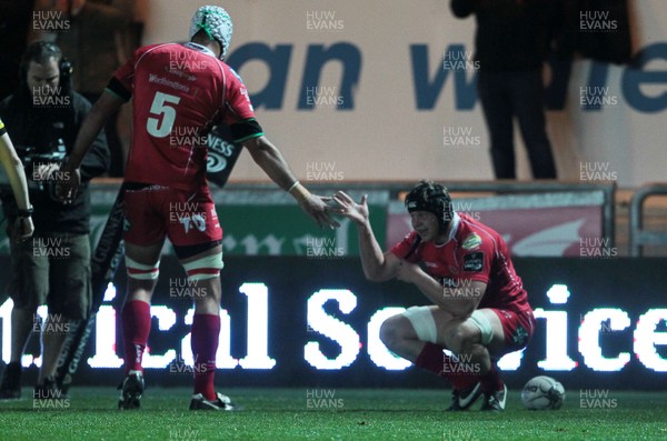 161015 - Scarlets v Leinster - Guinness PRO12 - James Davies of Scarlets scores a try