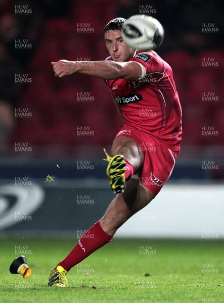 161015 - Scarlets v Leinster - Guinness PRO12 - Steven Shingler of Scarlets gets the conversion