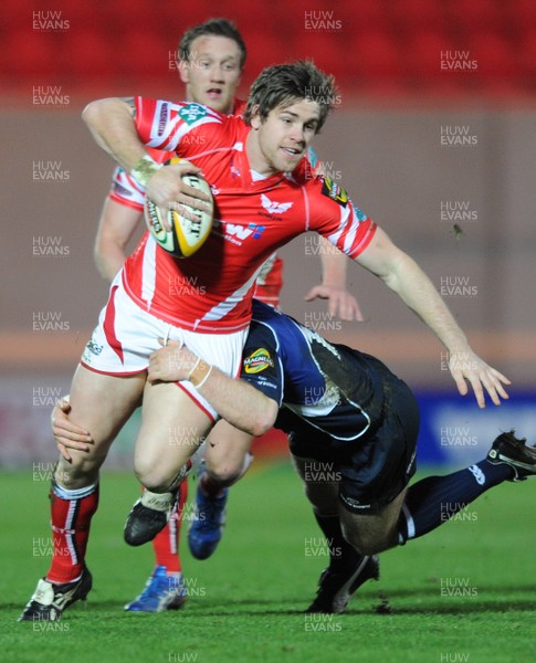 21.02.09 - Llanelli Scarlets v Leinster - Magners League - Llanelli's Gavin Evans is tackled by Leinster's Gordon D'Arcy. 