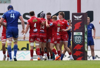260425 - Scarlets v Leinster - United Rugby Championship - Gareth Davies of Scarlets celebrates scoring a try with team mates