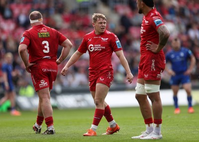 260425 - Scarlets v Leinster - United Rugby Championship - Sam Costelow of Scarlets 