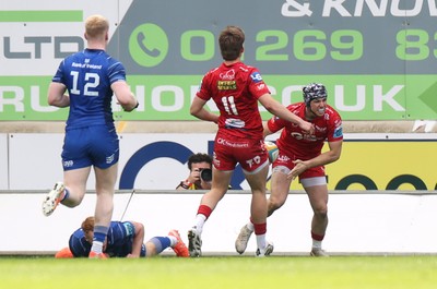 260425 - Scarlets v Leinster - United Rugby Championship - Tom Rogers of Scarlets celebrates scoring a try with team mates Ellis Mee