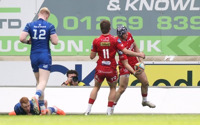 260425 - Scarlets v Leinster - United Rugby Championship - Tom Rogers of Scarlets celebrates scoring a try with team mates Ellis Mee
