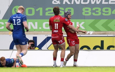 260425 - Scarlets v Leinster - United Rugby Championship - Tom Rogers of Scarlets celebrates scoring a try with team mates Ellis Mee