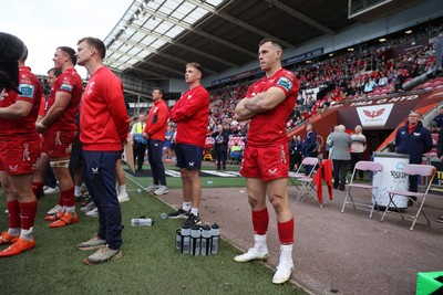 260425 - Scarlets v Leinster - United Rugby Championship - Scarlets Head Coach Dwyane Peel and Gareth Davies watch the game